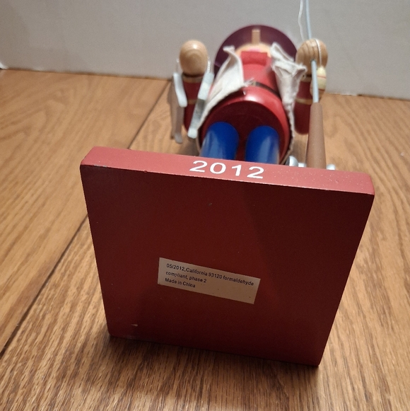 Fisherwoman Nutcracker - Picture 5 of 5